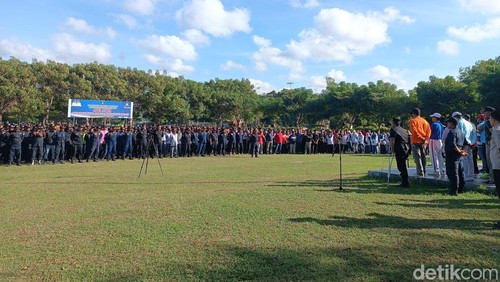 Suasana apel deklarasi Pilkada damai dan pengamanan MotoGP 2024 di Masjid Nurul Bilad, Mandalika Lombok Tengah.