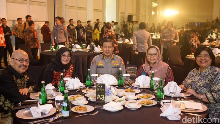 Penganugerahan Hoegeng Awards 2024 berlangsung di The Tribrata Darmawangsa, Jakarta Selatan, Jumat (12/7/2024). Acara ini dihadiri langsung oleh Kapolri Jenderal Listyo Sigit Prabowo, Panglima TNI Jenderal Agus Subiyanto, Jaksa Agung ST Burhanuddin dan Chairman CT Corp Chairul Tanjung (CT). Kemudian Mantan Kepala BIN AM Hendropriyono serta Anggota Wantimpres Sidarto Danusubroto.