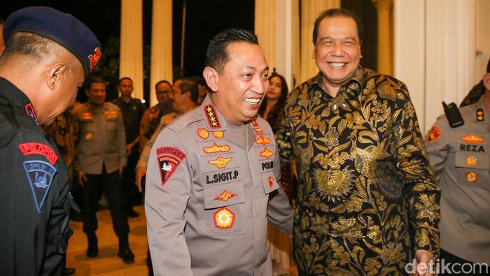 Deretan Tokoh yang Hadir pada Malam Penganugerahan Hoegeng Awards 2024 Penganugerahan Hoegeng Awards 2024 berlangsung di The Tribrata Darmawangsa, Jakarta Selatan, Jumat (12/7/2024). Acara ini dihadiri langsung oleh Kapolri Jenderal Listyo Sigit Prabowo, Panglima TNI Jenderal Agus Subiyanto, Jaksa Agung ST Burhanuddin dan Chairman CT Corp Chairul Tanjung (CT). Kemudian Mantan Kepala BIN AM Hendropriyono serta Anggota Wantimpres Sidarto Danusubroto.