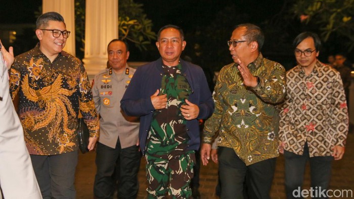 Penganugerahan Hoegeng Awards 2024 berlangsung di The Tribrata Darmawangsa, Jakarta Selatan, Jumat (12/7/2024). Acara ini dihadiri langsung oleh Kapolri Jenderal Listyo Sigit Prabowo, Panglima TNI Jenderal Agus Subiyanto, Jaksa Agung ST Burhanuddin dan Chairman CT Corp Chairul Tanjung (CT). Kemudian Mantan Kepala BIN AM Hendropriyono serta Anggota Wantimpres Sidarto Danusubroto.