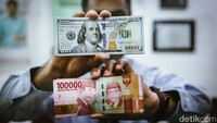 Mengutip data RTI, Jumat (12/7), dolar AS berada di level tertingginya pada Rp 16.160 dan terendahnya Rp 16.119.   