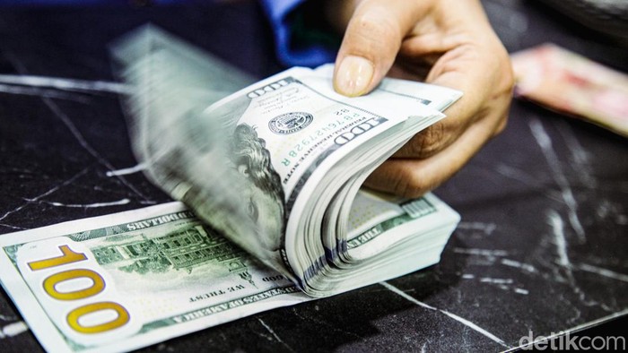 Nilai tukar dolar AS terhadap rupiah pagi ini bergerak di dua arah. Mata uang Paman Sam sempat naik 4 poin (0,02%) ke level Rp 16.160 dan tak lama kemudian turun ke Rp 16.119.