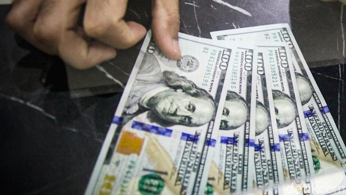 Nilai tukar dolar AS terhadap rupiah pagi ini bergerak di dua arah. Mata uang Paman Sam sempat naik 4 poin (0,02%) ke level Rp 16.160 dan tak lama kemudian turun ke Rp 16.119.