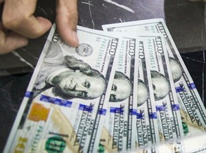 Dolar AS Perkasa, Bank Mulai Jual Rp 16.000