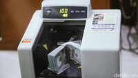 Pergerakan dolar AS terhadap yuan China naik 0,11% ke 7,2. Kemudian, nilai tukar dolar AS terhadap yen Jepang juga menguat 0,27% ke 159.  