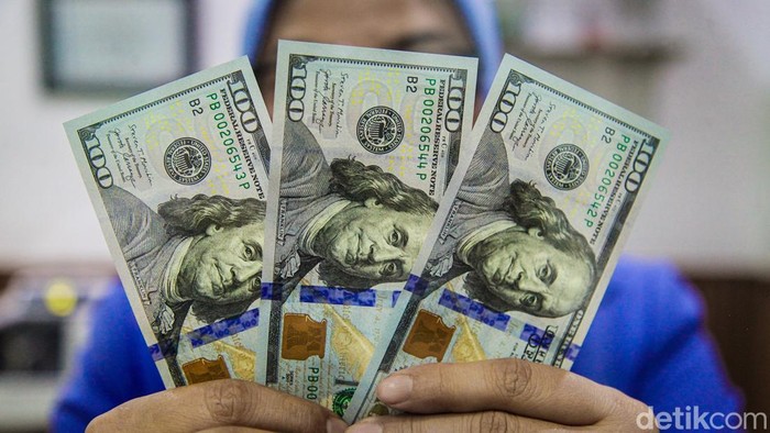 Nilai tukar dolar AS terhadap rupiah pagi ini bergerak di dua arah. Mata uang Paman Sam sempat naik 4 poin (0,02%) ke level Rp 16.160 dan tak lama kemudian turun ke Rp 16.119.