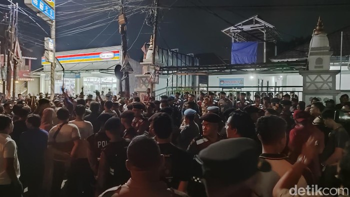 Dua kelompok massa pendukung caleg saling melakukan aksi di depan kantor KPU Kota Kota Serang (Bahtiar Rifai/detikcom)