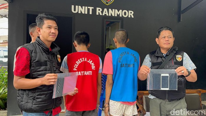 Dua pembobol rumah warga di Jambi saat diamankan polisi.