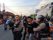 2 Pemuda Mabuk Hadang Bus Harapan Jaya Berujung Dihajar Warga Dipulangkan