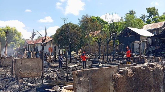 Enam rumah nelayan di Polman ludes terbakar.