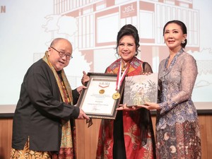 Ervinna Raih Penghargaan MURI Jadi Penyanyi Pop dengan Bahasa Terbanyak