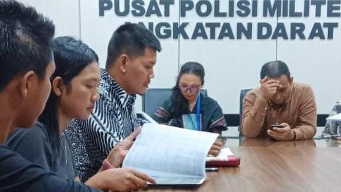Eva dan LBH Medan saat membuat laporan ke Puspom TNI AD.