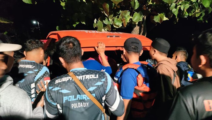 Evakuasi pemancing yang tewas tenggelam di Sungai Opak Bantul, Kamis (11/7/2024) malam.