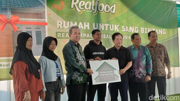 Fadly Alberto mendapat hadiah rumah dari pengusaha asal Bojonegoro atas prestasinya besama Timnas U-16