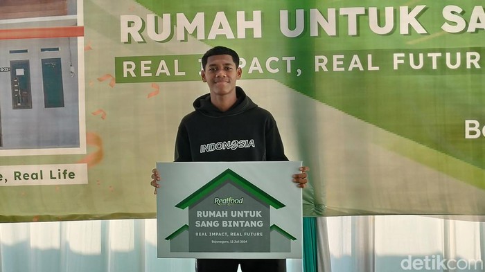 Fadly Alberto mendapat hadiah rumah dari pengusaha asal Bojonegoro atas prestasinya besama Timnas U-16