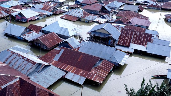 Foto aerial rumah yang terendam banjir di Tilango, Kabupaten Gorontalo, Gorontalo, Jumat (12/7/2024). Pemerintah setempat mendata 9.370 warga dari delapan desa di Kecamatan Tilango terkena dampak banjir luapan Danau Limboto, Sungai Tapodu dan Bulango. ANTARA FOTO/Adiwinata Solihin/foc.