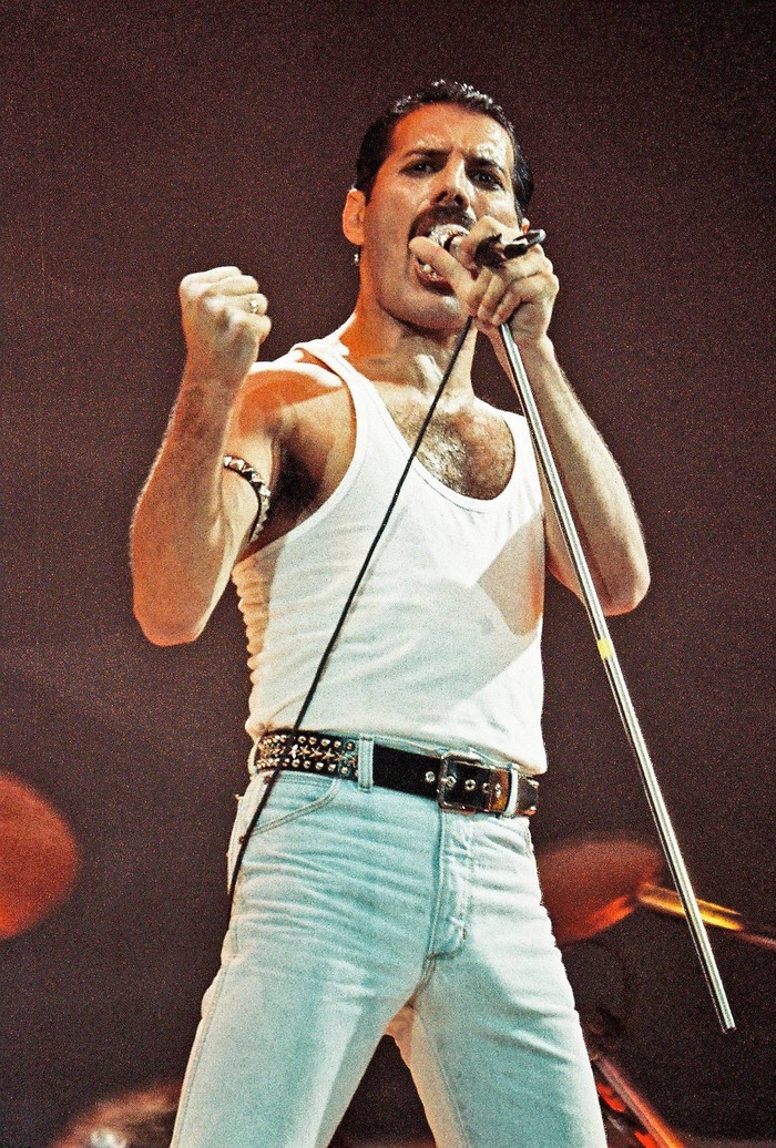 Freddie Mercury LONDON, UNITED KINGDOM - JULY 13: Freddie Mercury of Queen performs on stage at Live Aid on July 13th, 1985 in Wembley Stadium, London, England (Photo by Pete Still/Redferns)