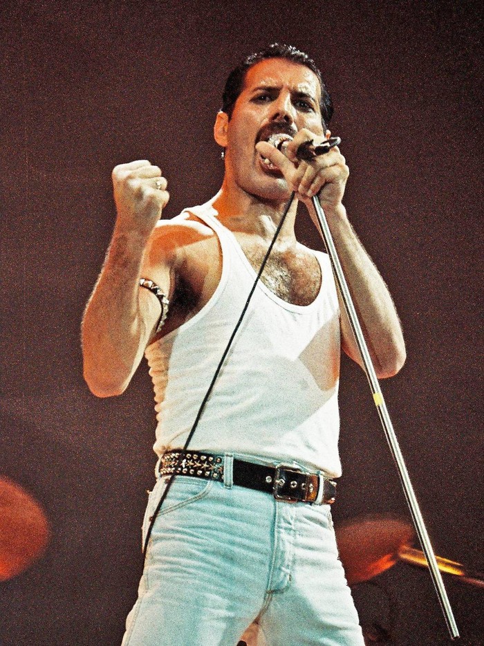 LONDON, UNITED KINGDOM - JULY 13: Freddie Mercury of Queen performs on stage at Live Aid on July 13th, 1985 in Wembley Stadium, London, England (Photo by Pete Still/Redferns)