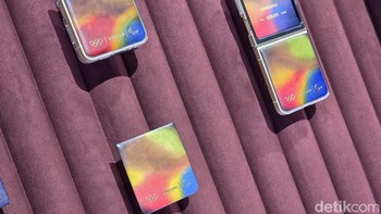 Samsung juga memberikan lipsuit Case eksklusif yang akan menemani HP layar lipat edisi khusus tersebut. Terbuat dari kulit Venezia, setiap Flipsuit Case memiliki patina unik yang menampilkan campuran warna cerah yang terinspirasi oleh cincin Olimpiade, merayakan semangat Olimpiade dan nilai-nilai keunggulan dan persatuan. Foto: Adi Fida Rahman/detikINET