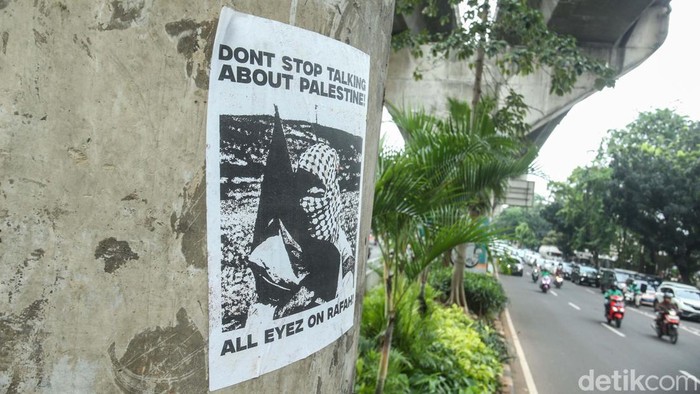 Gambar Dukungan untuk Palestina Bertebaran di Jakarta Beragam gambar dukungan untuk Palestina bersebaran di sejumlah jalan di Jakarta. Gambar itu bertuliskan seruan kemerdekaan Palestina.