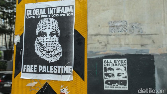 Gambar Dukungan untuk Palestina Bertebaran di Jakarta Beragam gambar dukungan untuk Palestina bersebaran di sejumlah jalan di Jakarta. Gambar itu bertuliskan seruan kemerdekaan Palestina.