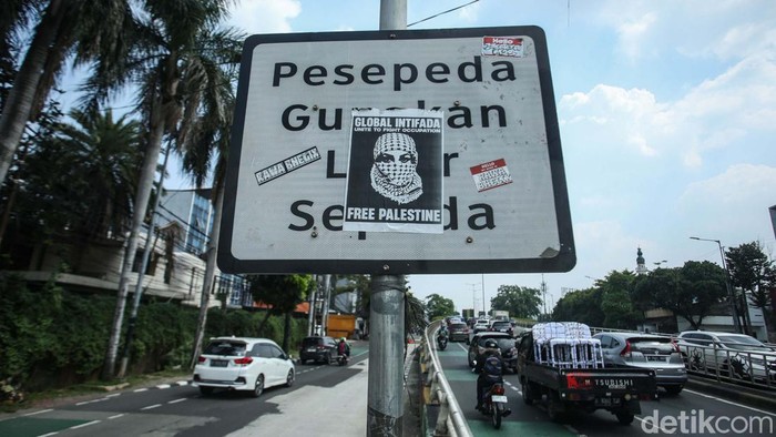 Gambar Dukungan untuk Palestina Bertebaran di Jakarta Beragam gambar dukungan untuk Palestina bersebaran di sejumlah jalan di Jakarta. Gambar itu bertuliskan seruan kemerdekaan Palestina.