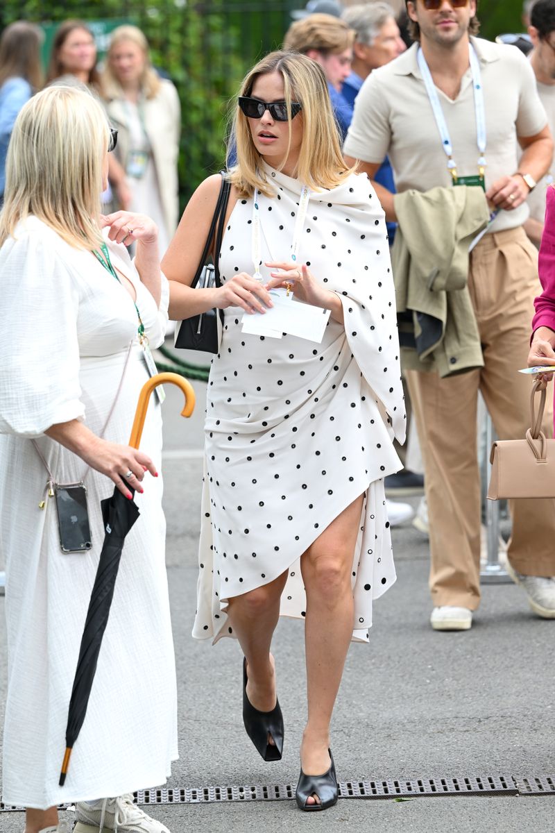 Gaya Margot Robbie Hamil di Wimbledon 2024 LONDON, ENGLAND - JULY 12: Margot Robbie attends day twelve of the Wimbledon Tennis Championships at the All England Lawn Tennis and Croquet Club on July 12, 2024 in London, England. (Photo by Karwai Tang/WireImage)