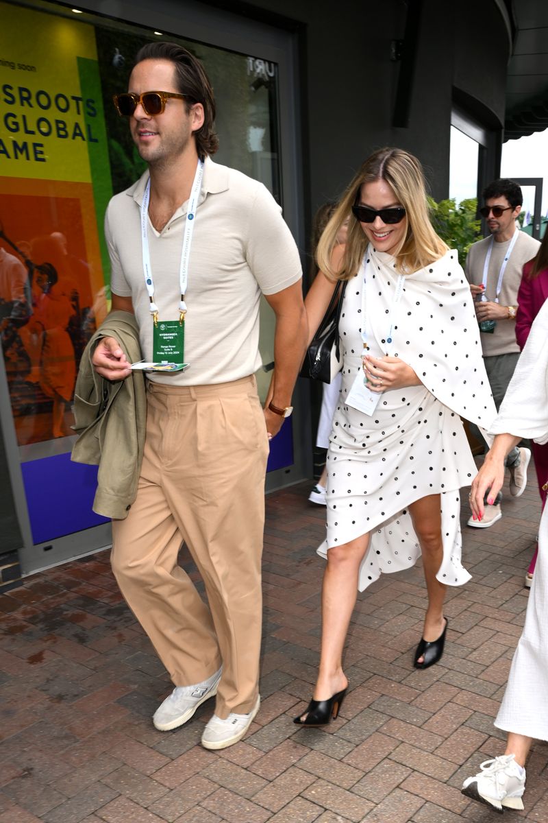 Gaya Margot Robbie Hamil di Wimbledon 2024 LONDON, ENGLAND - JULY 12: Margot Robbie attends day twelve of the Wimbledon Tennis Championships at the All England Lawn Tennis and Croquet Club on July 12, 2024 in London, England. (Photo by Karwai Tang/WireImage)