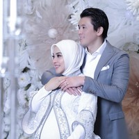 Ini momen Syahrini merayakan tujuh bulan kehamilan bersama sang suami. Pilihan gamis putih dilengkapi long outerwear yang kaya akan detail mungkin bisa menginspirasi para bumil. Foto: Instagram @princessyahrini