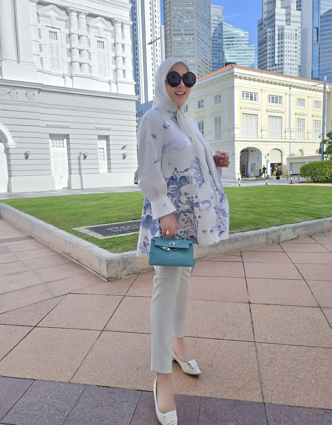 Kali ini Syahrini tampil mengenakan celana skinny dan printed blouse bernuansa putih-biru. Bisa menjadi inspirasi gaya bumil untuk acara formal. Foto: Instagram @princessyahrini