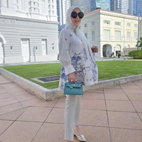 Kali ini Syahrini tampil mengenakan celana skinny dan printed blouse bernuansa putih-biru. Bisa menjadi inspirasi gaya bumil untuk acara formal. Foto: Instagram @princessyahrini