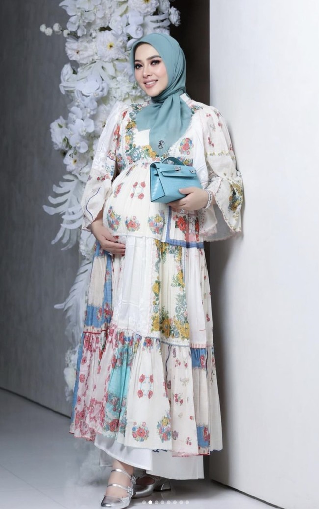Layering dress memang cocok dan nyaman digunakan para bumil. Seperti Syahrini yang mengenakan printed dress untuk tampil vintage dan elegan. Foto: Instagram @princessyahrini