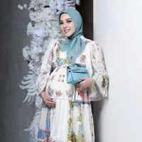 Layering dress memang cocok dan nyaman digunakan para bumil. Seperti Syahrini yang mengenakan printed dress untuk tampil vintage dan elegan. Foto: Instagram @princessyahrini