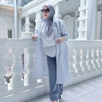 Syahrini tampil stylish dengan celana jeans palazzo dan blouse polos warna putih. Ia tampaknya mengenakan celana jeans khusus ibu hamil sehingga perut besarnya tetap nyaman selama beraktivitas. Foto: Instagram @princessyahrini