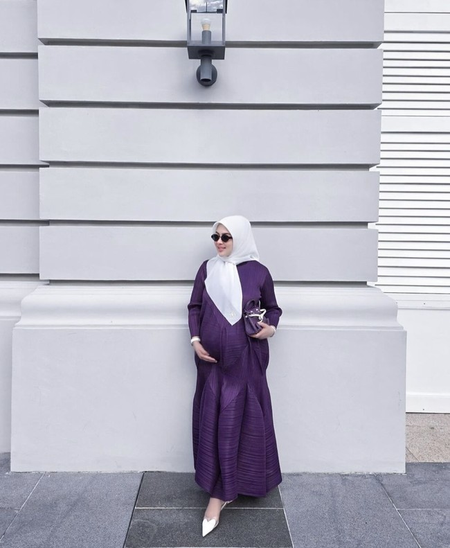 Syahrini juga tampil elegan dalam balutan dress mermaid bernuansa ungu. Perpaduan hijab off white yang kontras membuat penampilannya semakin memukau. Foto: Instagram @princessyahrini