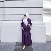 Syahrini juga tampil elegan dalam balutan dress mermaid bernuansa ungu. Perpaduan hijab off white yang kontras membuat penampilannya semakin memukau. Foto: Instagram @princessyahrini