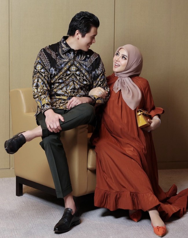 Tak jarang Syahrini memamerkan kemesraannya bersama Reino Barack. Pada momen ulang tahun sang suami yang ke-40, Syahrini tampil cantik dalma balutan dress polo bernuansa terakota. Foto: Instagram @princessyahrini