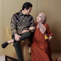 Tak jarang Syahrini memamerkan kemesraannya bersama Reino Barack. Pada momen ulang tahun sang suami yang ke-40, Syahrini tampil cantik dalma balutan dress polo bernuansa terakota. Foto: Instagram @princessyahrini