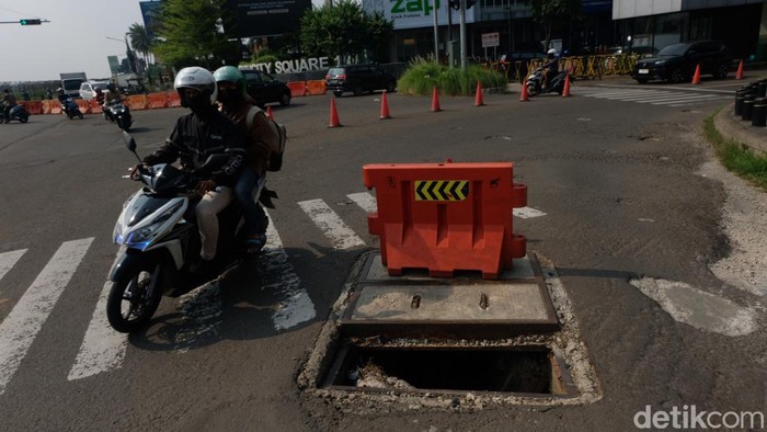 Hati-hati, Ada Lubang Gorong-gorong di Pondok Cabe Tangsel Terdapat lubang akibat tidak adanya lubang gorong-gorong di Pondok Cabe, Tangerang Selatan (Tangsel). Lubang di jalan ditutup oleh barrier.