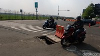 Pengendara yang melintas diharapkan untuk berhati-hati.