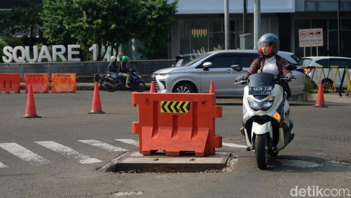 Hati-hati, Ada Lubang Gorong-gorong di Pondok Cabe Tangsel Terdapat lubang akibat tidak adanya lubang gorong-gorong di Pondok Cabe, Tangerang Selatan (Tangsel). Lubang di jalan ditutup oleh barrier.