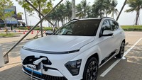 Sama seperti Ioniq 5 serta Ioniq 6, All New Kona Electric juga punya fitur Vehicle-to-Load (V2L) outdoor maupun indoor yang memungkinkan mobil berfungsi sebagai pengisi daya listrik dalam perjalanan. Foto: Luthfi Anshori/detikOto