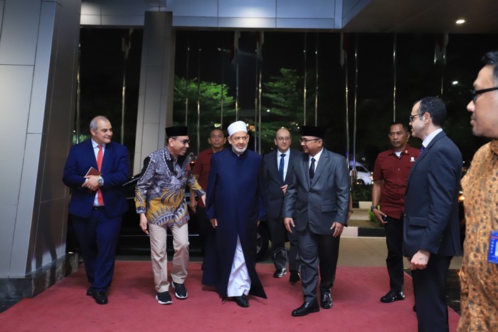 Imam Besar Al Azhar Ahmed Al-Tayeb (tengah) dan Menag Yaqut Cholil Qoumas (kanan)