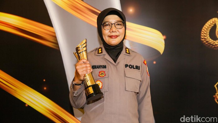 Hoegeng Awards 2024 telah rampung digelar. Setelah melalui penjaringan usulan dari masyarakat dan proses seleksi yang ketat, sebanyak 5 polisi teladan menerima anugerah Hoegeng Awards 2024.