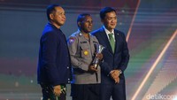 Bripka Arui menjadi guru pengganti di sebuah SD di Kampung Wasnembri sejak 2015. Saat itu guru utama sekolah itu enggan mengajar karena terkendala jarak. Bripka Arui mengajar secara sukarela, tanpa menerima imbalan sepeser pun. SD tersebut sudah lama tak ada aktivitas hingga kondisinya memprihatinkan.