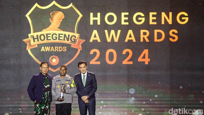 Bripka Septinus Arui, Bhabinkamtibmas Kampung Ayambori, Kabupaten Manokwari meraih Hoegeng Awards 2024. Ia menerima kategori Polisi Tapal Batas dan Pedalaman.