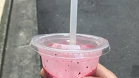 Minuman yang juga patut dicoba dari 7-Eleven adalah jus buah. Menu jus blueberry itu disajikan segar, bahkan dicantumkan jumlah kalorinya, yaitu 102 kcal. Foto: sora news