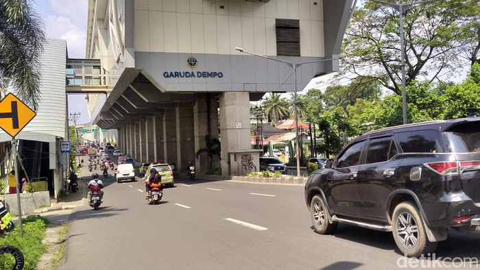 Jalan dalam kota Palembang rusak karena saluran air LRT Sumsel.
