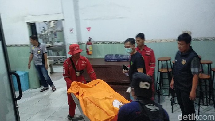 Jasad ditemukan di kontrakan dievakuasi ke rumah sakit.