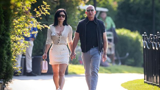 Jeff Bezos dan Lauren Sanchez, menghadiri Konferensi Media dan Teknologi tahunan Allen and Co. Sun Valley di Sun Valley Resort, Idaho, Amerika Serikat, Rabu (10/7/2024). (REUTERS/Brendan McDermid)